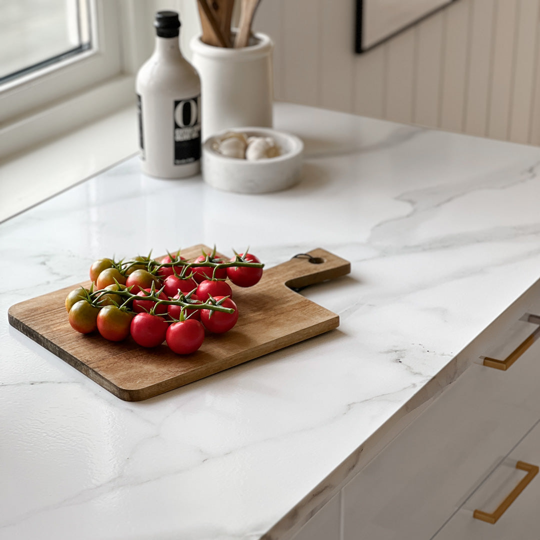 Marmor klassisk hvit kontaktplast gir et klassisk uttrykk og egner seg veldig godt til fornyelse av benkeplater på kjøkkenet.