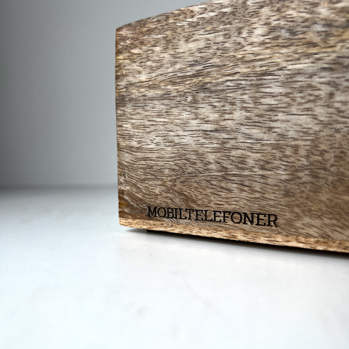 Lys brun oppbevaringsboks i tre med flere rom, laget av mangotre.