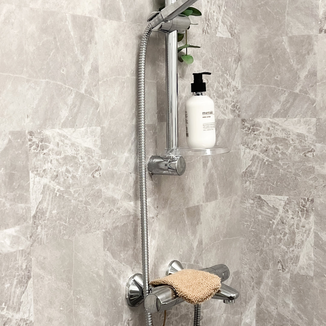 Populære fliser til dusj og bad. Kalk beige selvklebende fliser imiterer marmor i en behagelig lys beige farge.