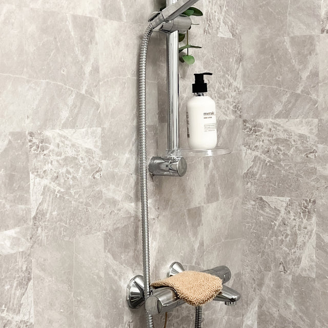 Populære fliser til dusj og bad. Kalk beige selvklebende fliser imiterer marmor i en behagelig lys beige farge.