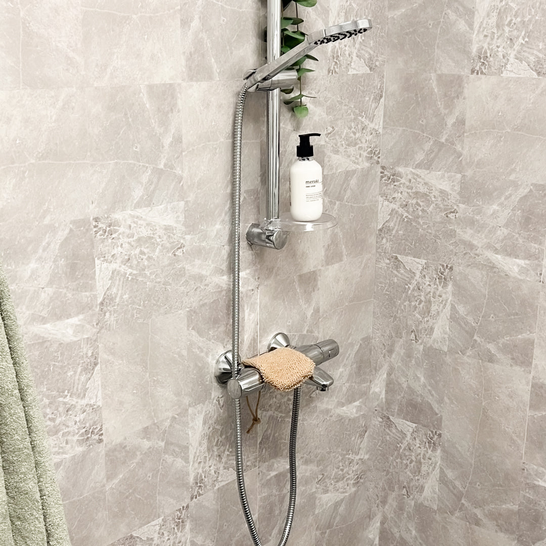 Kalk beige selvklebende fliser er et elegant og tidløst valg for deg som ønsker et rolig, naturtro uttrykk på bad eller andre våtrom.