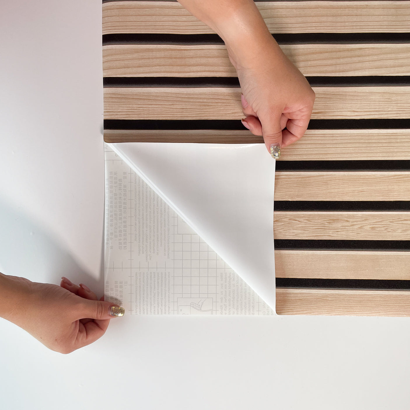 Realistisk spilemønster i lyse tredetaljer for vegg og møbler.