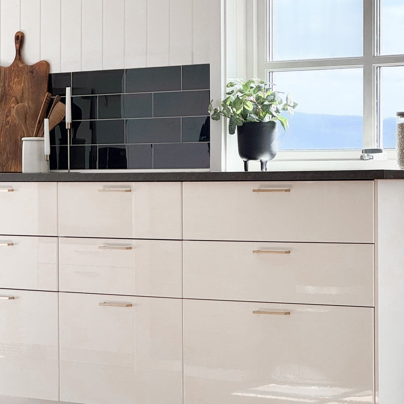 Glanset overflate på Hailey sort veggflis med skrå kant.