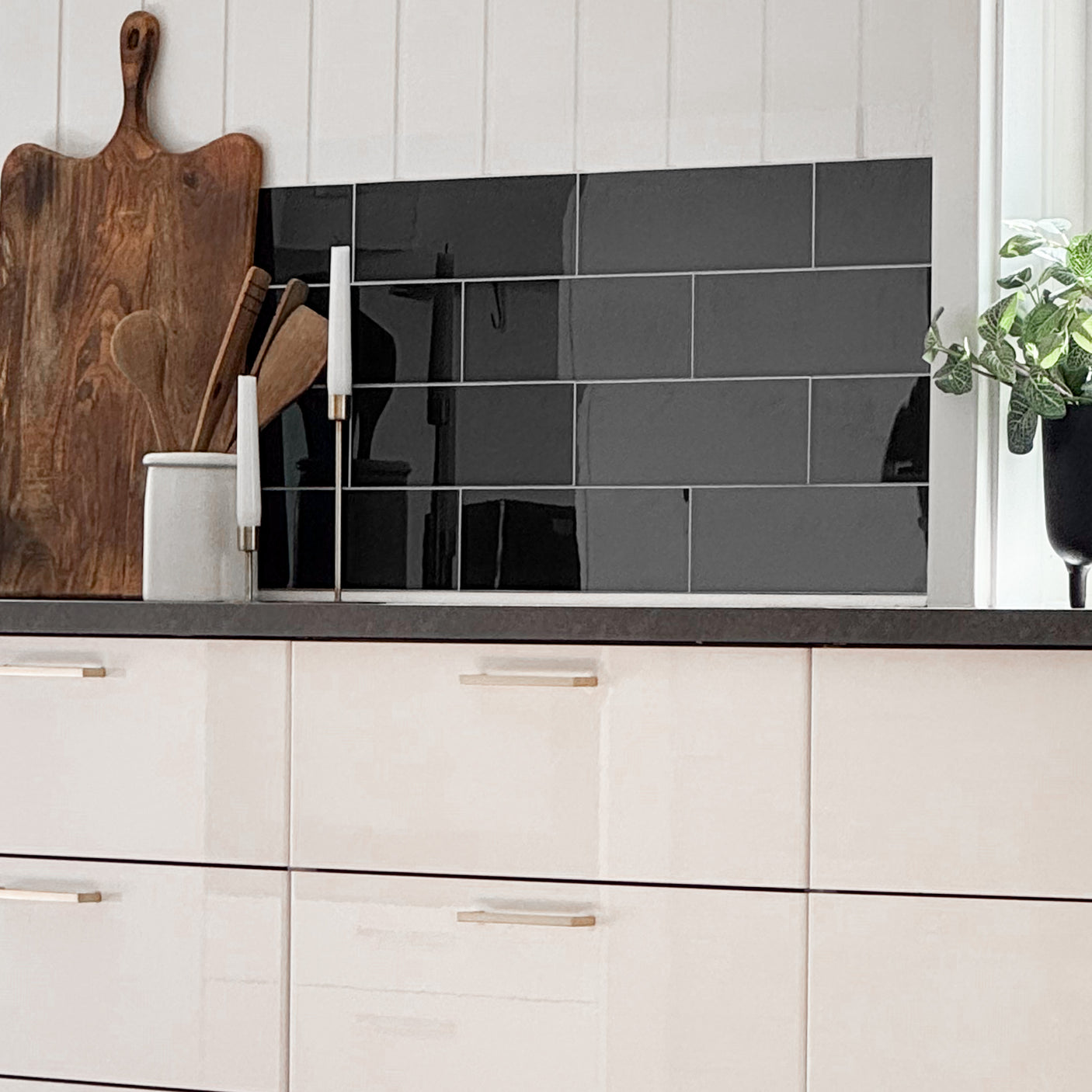 Selvklebende svarte fliser i rektangulært subway-design med blank finish – stilrene veggfliser til kjøkken og bad.