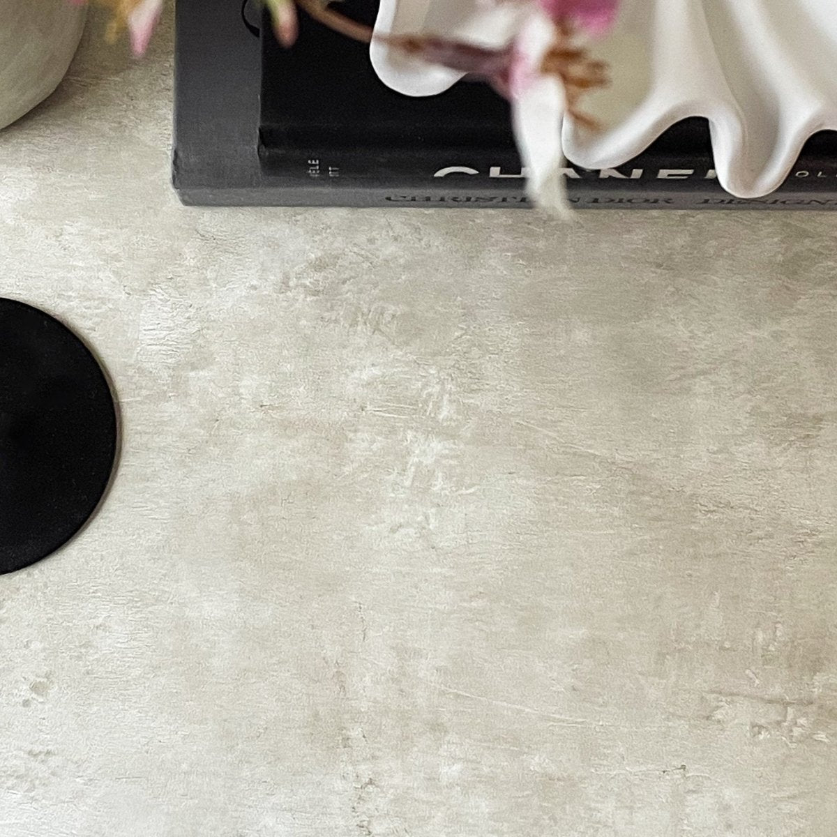 Vareprøve: Premium Limewash beige kontaktplast - Lindas Dekor