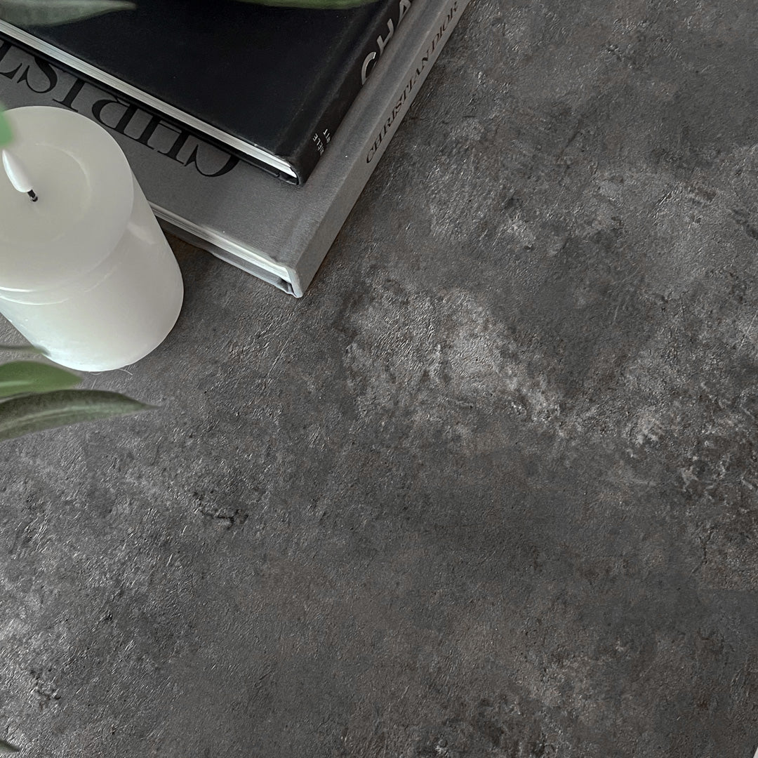 Detaljbilde av struktur og finish på betonglook kontaktplast