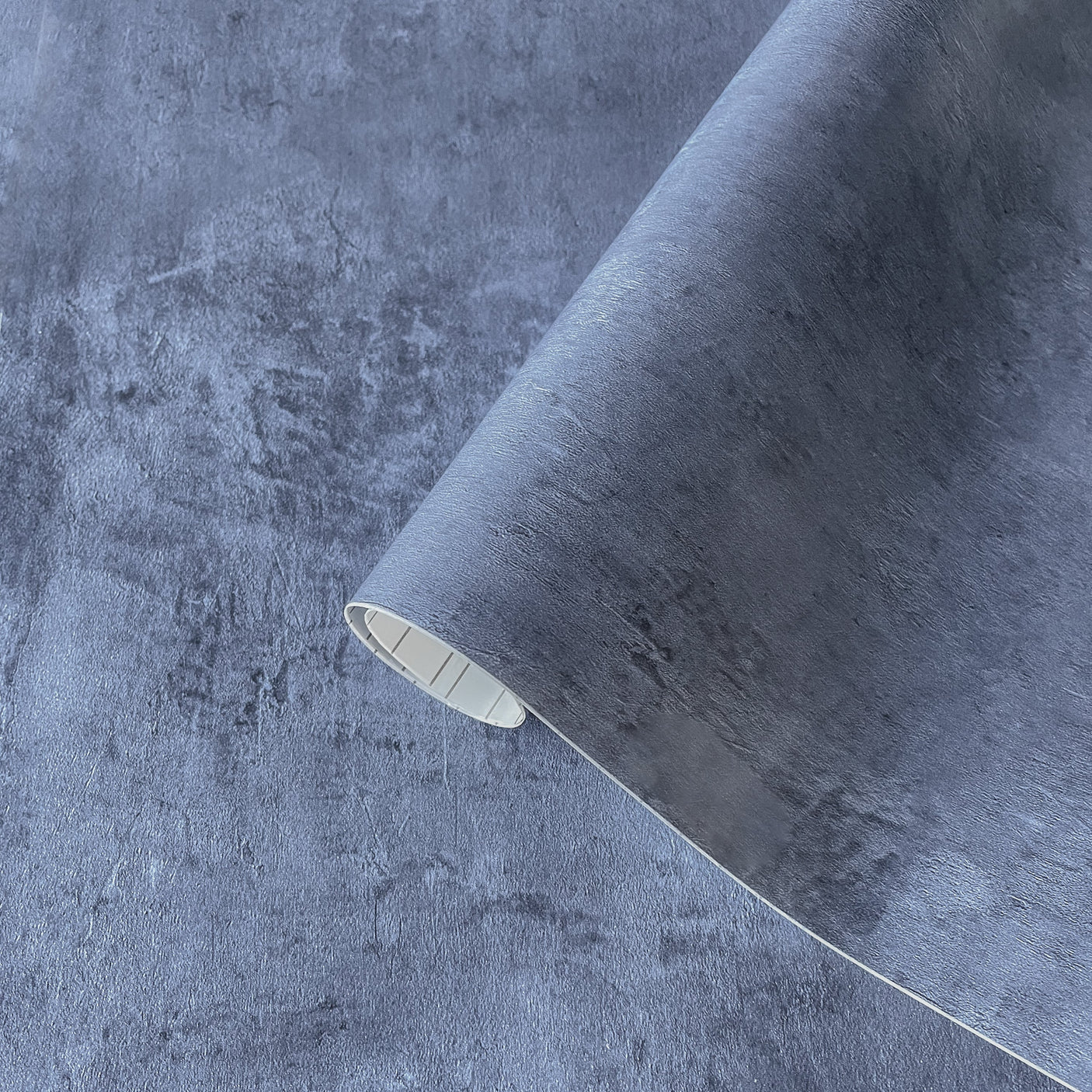 Premium Limewash mørk blå kontaktplast imiterer mikrosement i en behagelig blå tone. Passer godt til fornyelse av kjøkken og baderommet.