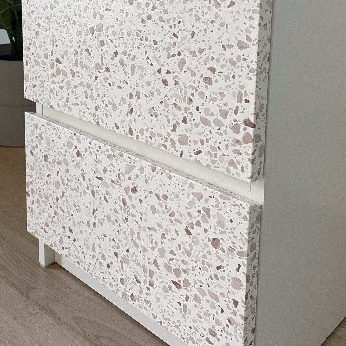 Premium Granitt kontaktplast på baderomsmøbel ved servant, lys steinlook som matcher hvite fliser