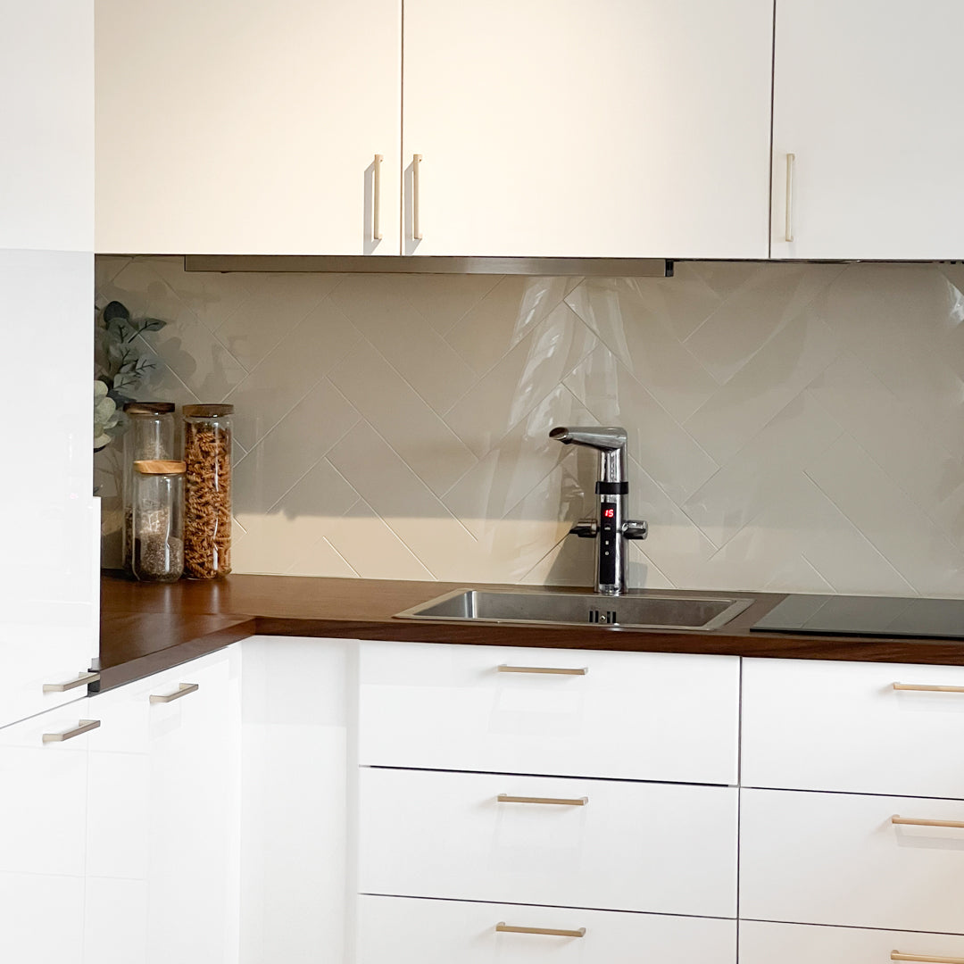 Hailey selvklebende veggfliser i beige, enkel oppussing uten fuging eller verktøy.