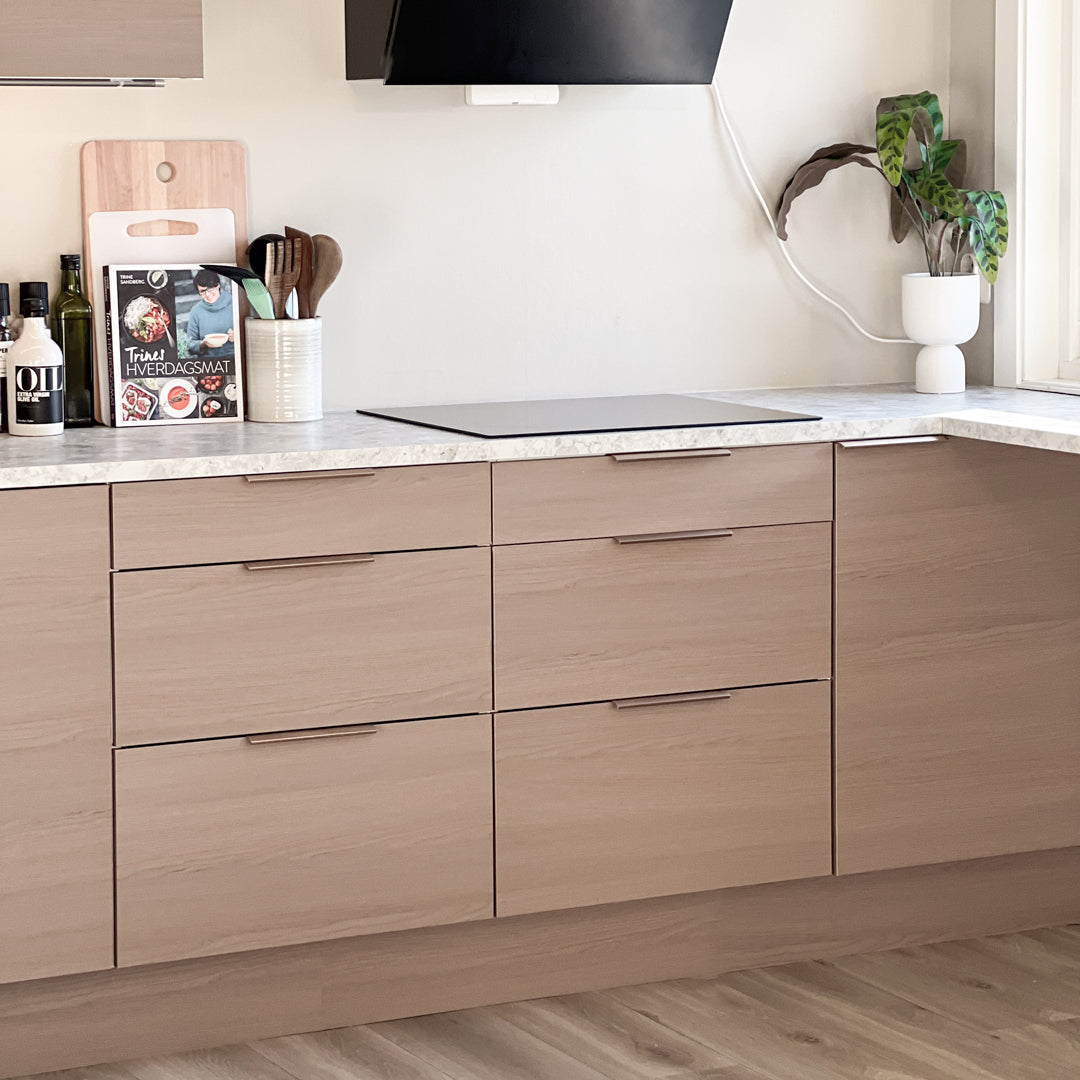 Rull med dekorplast i beige og sandfarget nyanse.