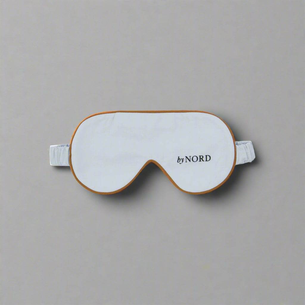 Lys blå sovemaske i myk bomull med elastisk stropp.