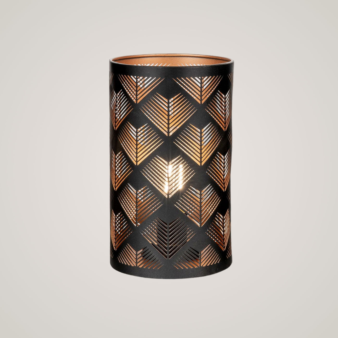 House Nordic Nata LED lyslykt Geo tilfører rommet en lun og trivelig atmosfære med sitt vakre geometriske mønster,