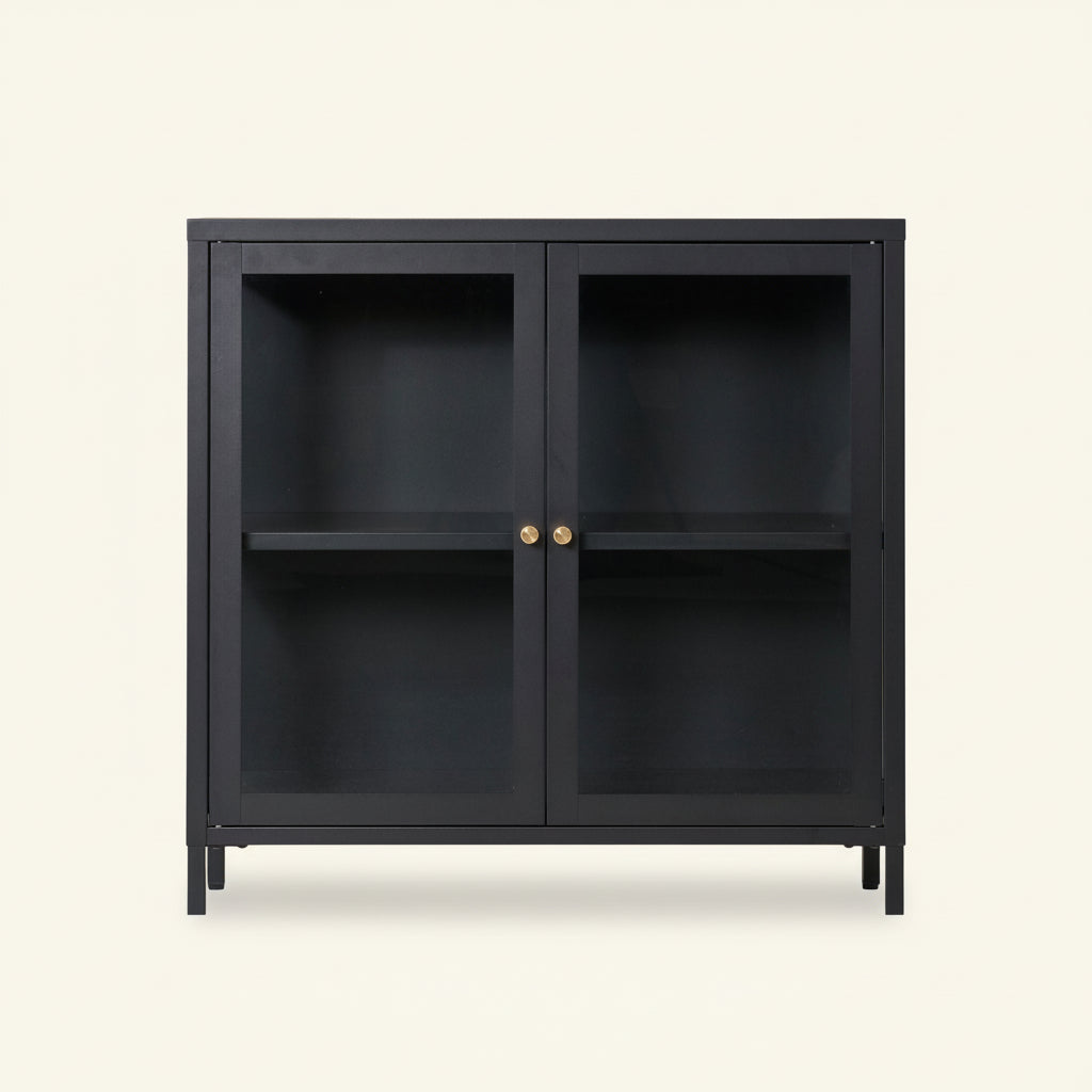 Dalby Cabinet skap i sort metall med to glassdører og hyller – moderne oppbevaringsløsning til stue, kjøkken eller gang.