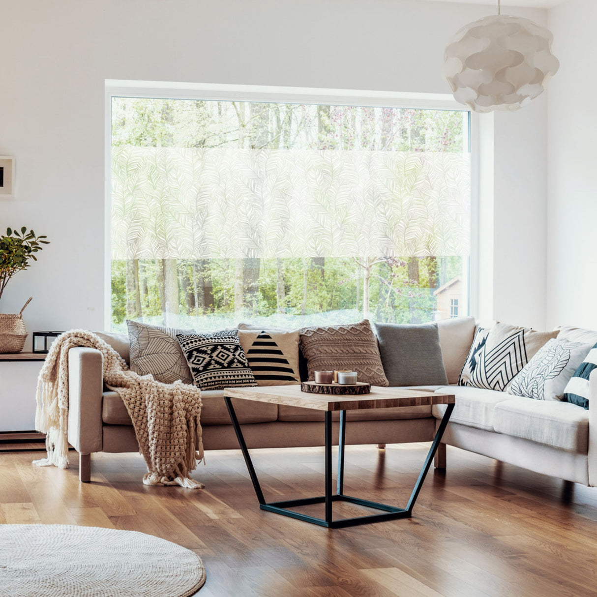 Vareprøve av Static Premium Blader vindusfolie med elegant, lyst mønster.