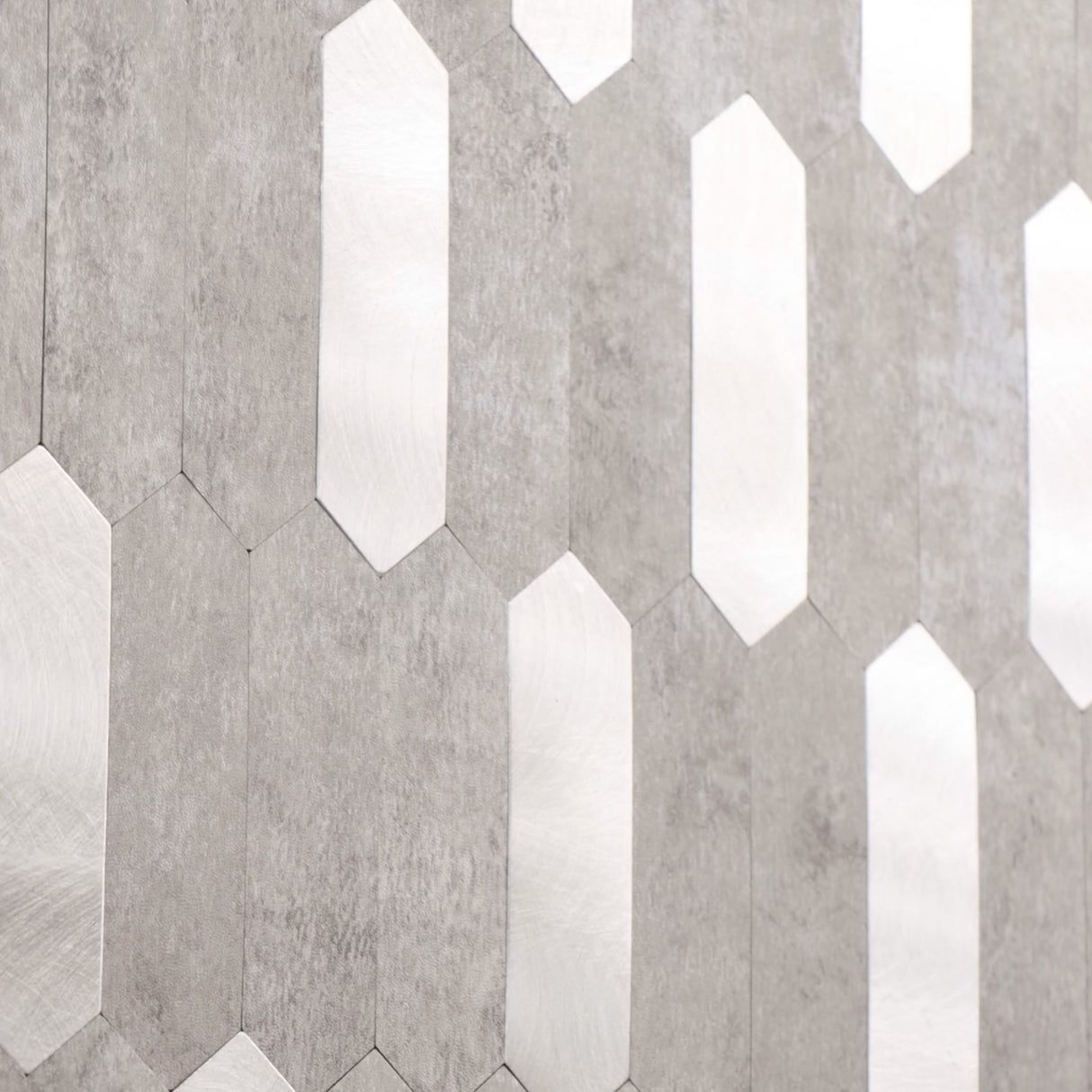 Nærbilde av grå hexagon fliser med realistisk steinmønster og glansdetaljer