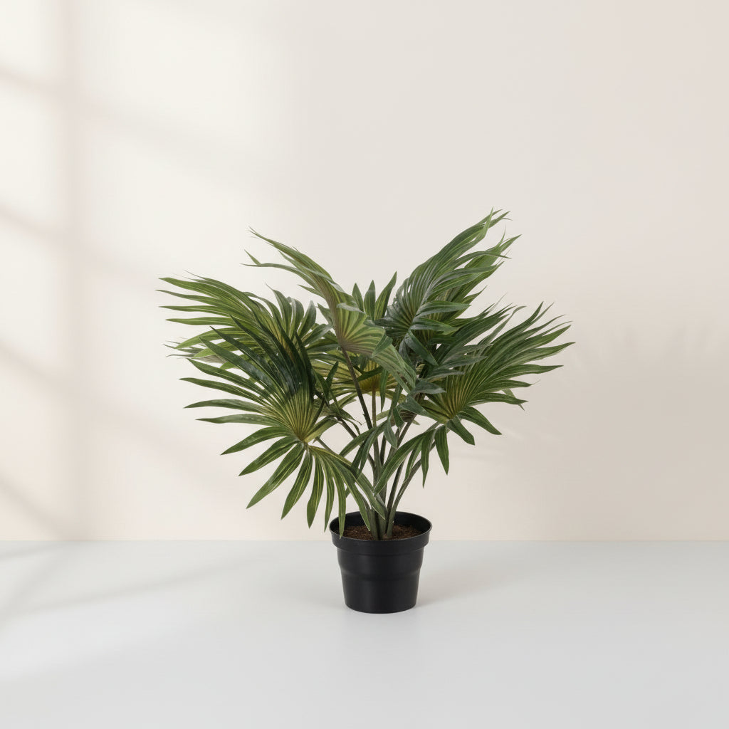Naturtro kunstig palme i sort potte fra Lindas Dekor, perfekt som grønn dekor i hjemmet.