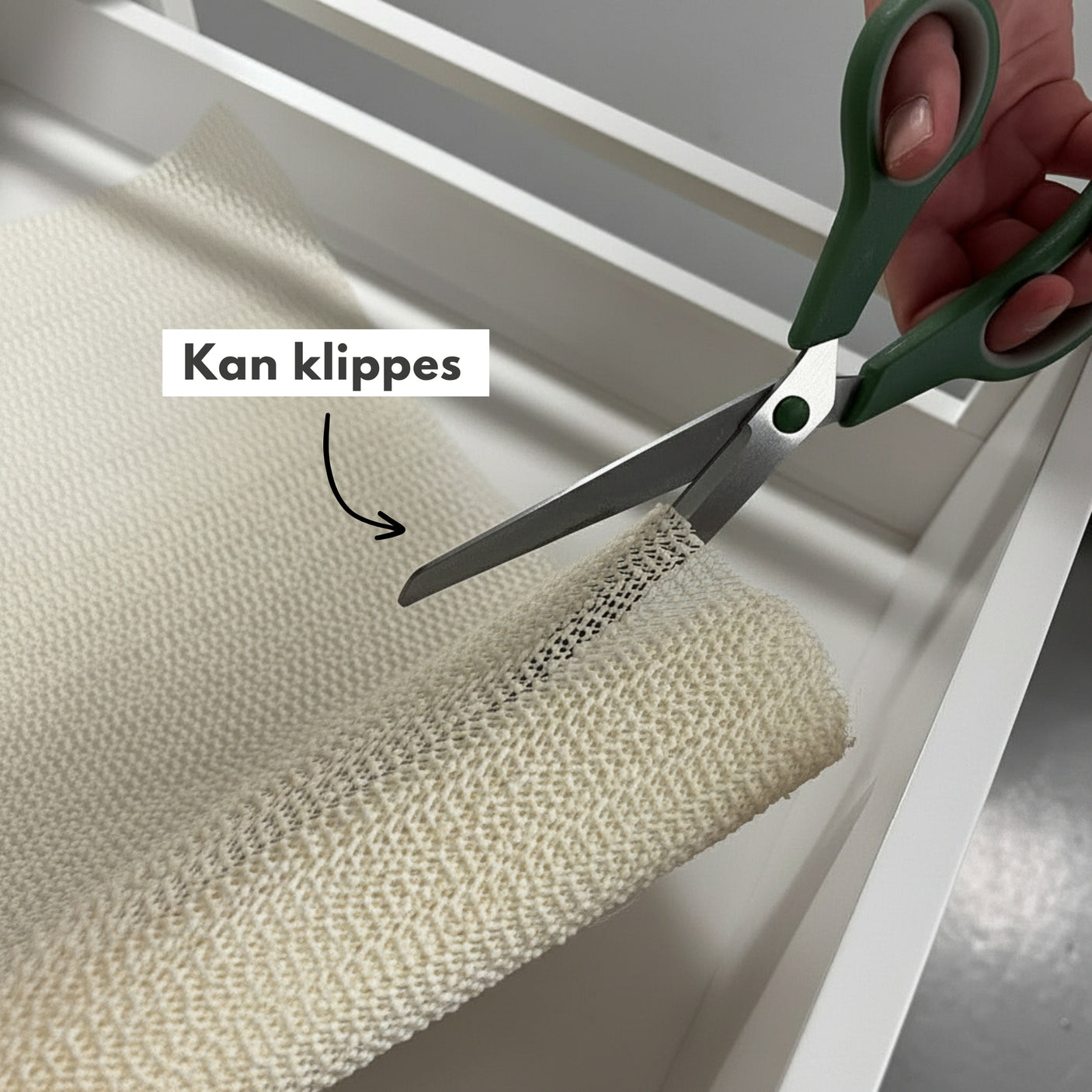 Tilpasning av skuffematte med saks for perfekt passform i kjøkkenskuff.