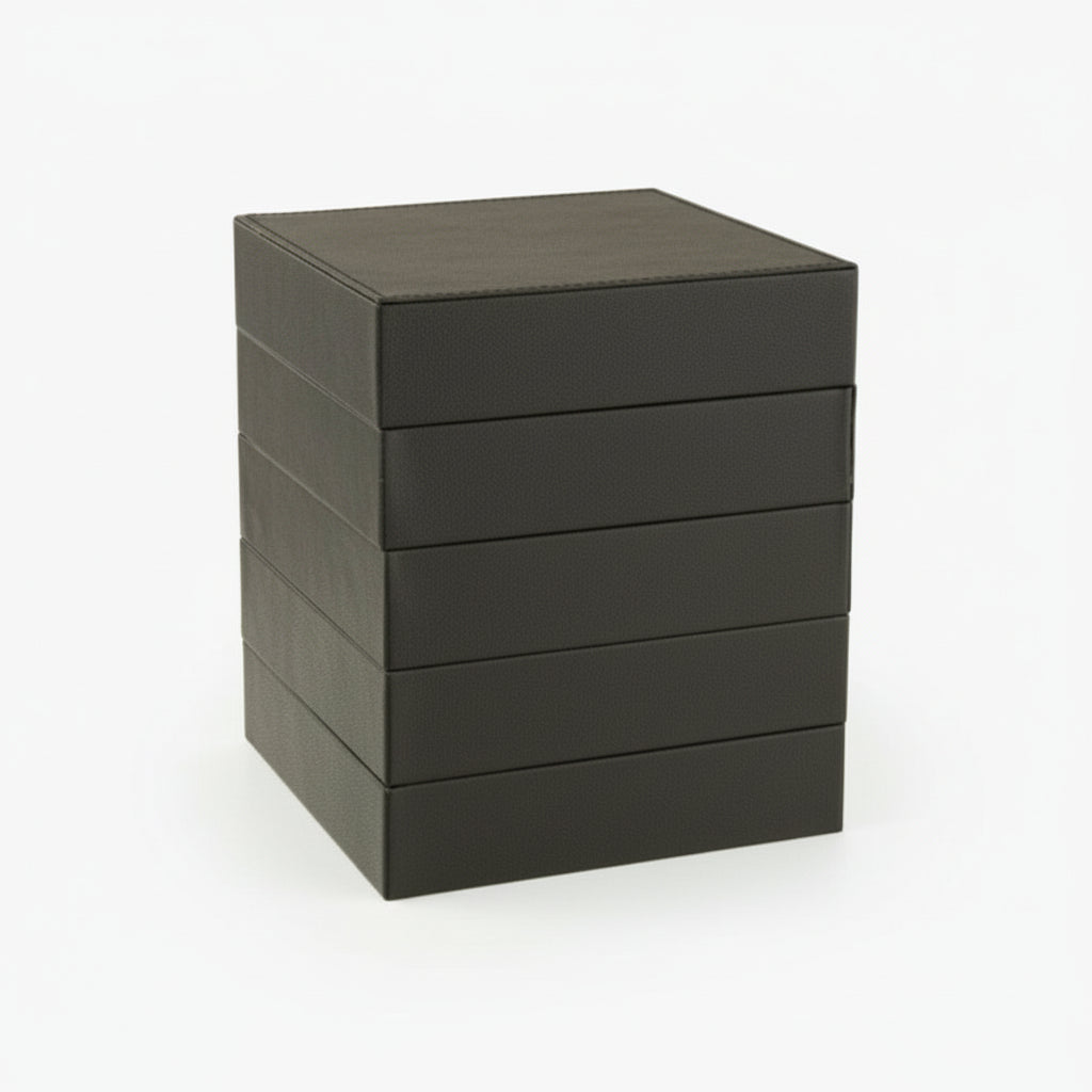 Smykkeboks 4 deler svart kunstskinn med ringer, øredobber og halskjeder"