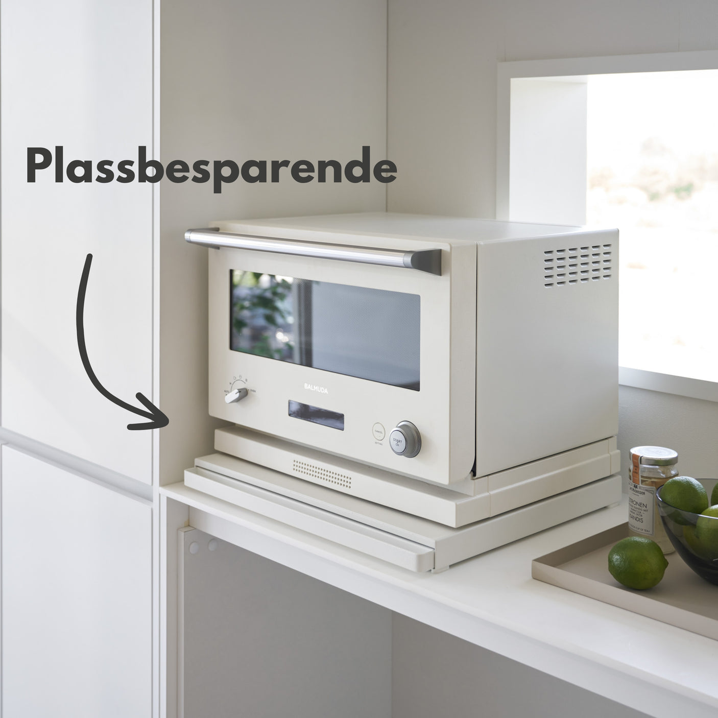 Hvitt kjøkken med uttrekkbar hylleplate under mikrobølgeovn