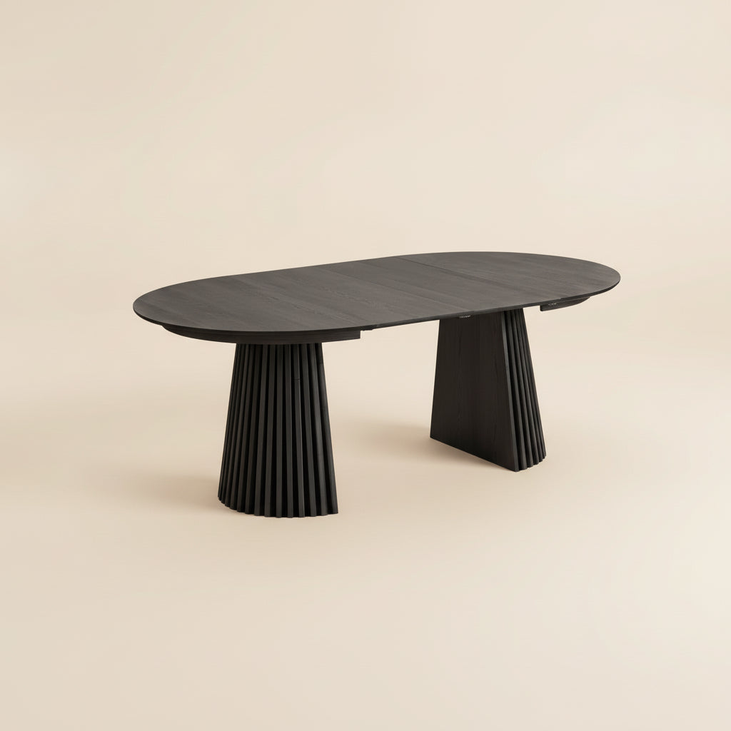 Kvadratisk bilde av Osaka spisebord i sort eikefiner med to ileggsplater