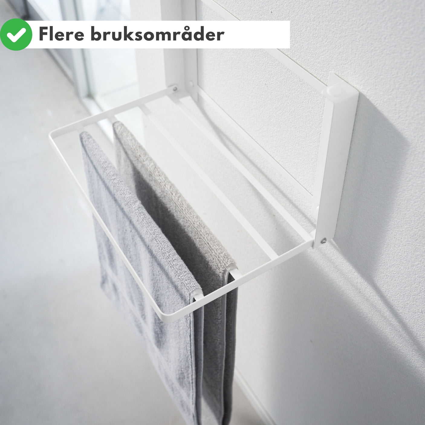 Luftig bad med hvit sammenleggbar oppbevaringshylle.