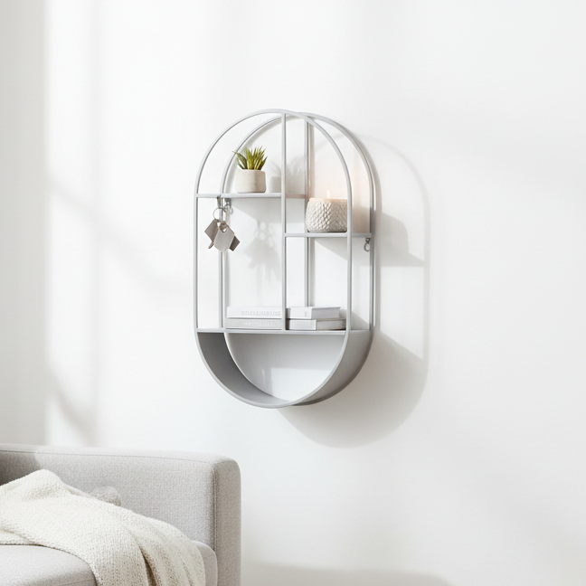 Oval vegghylle i kjølig grå stål montert på lys vegg i moderne stue