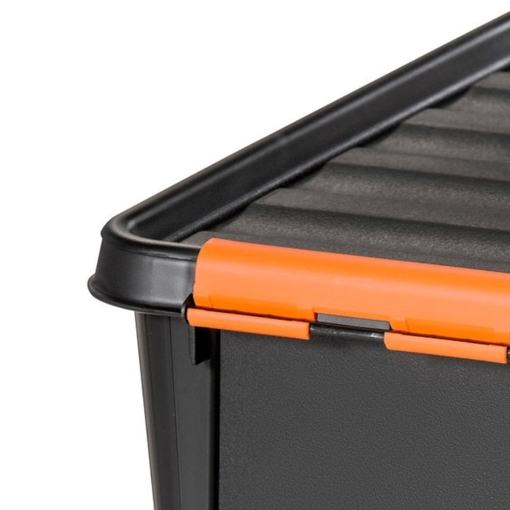 Nærbilde av lokk og orange låseklips på SmartStore oppbevaringsboks