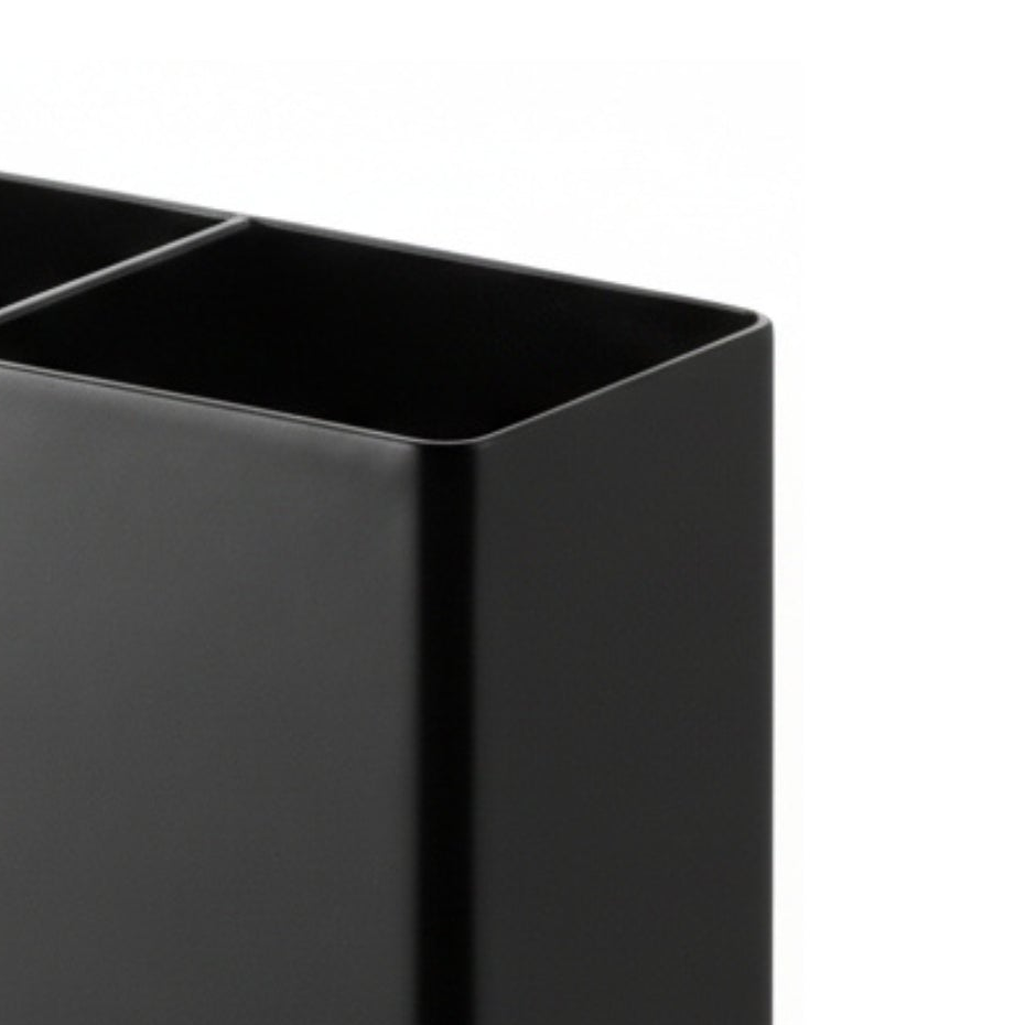 Vegghengt kjøkkenoppbevaring med to rom for kjøkkenredskaper og oppvaskutstyr