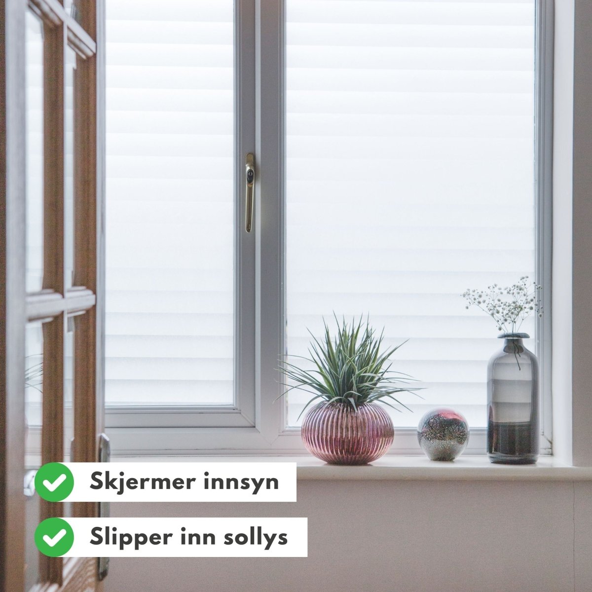 Nærbilde av Jalousie vindusfolie med horisontale striper, selvklebende