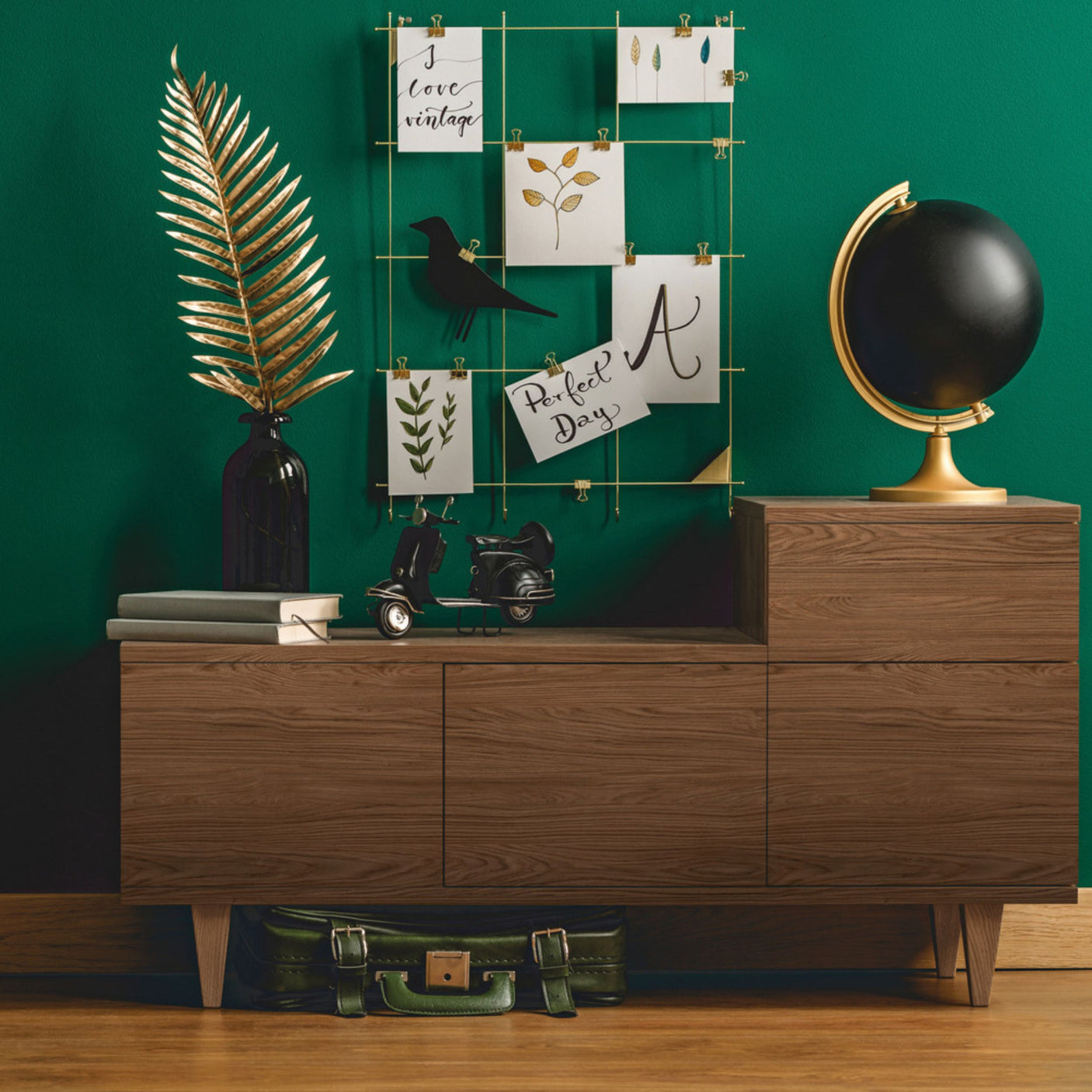 Vareprøve av Casella Oak brun kontaktplast med detaljert eikemønster.