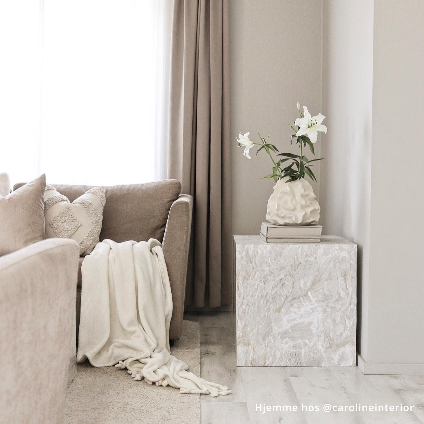 Cortes marmor kontaktplast er blitt så populær blant våre kunder at mange nå lager egne bord med denne kontaktplasten.