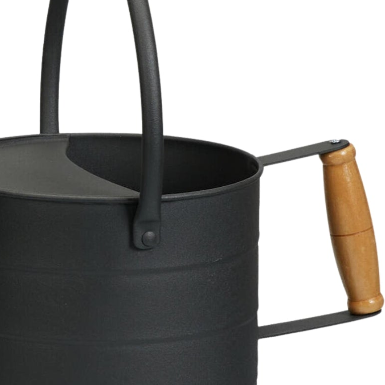Vannkanne mørk grå metall i bruk på terrasse med potteplanter