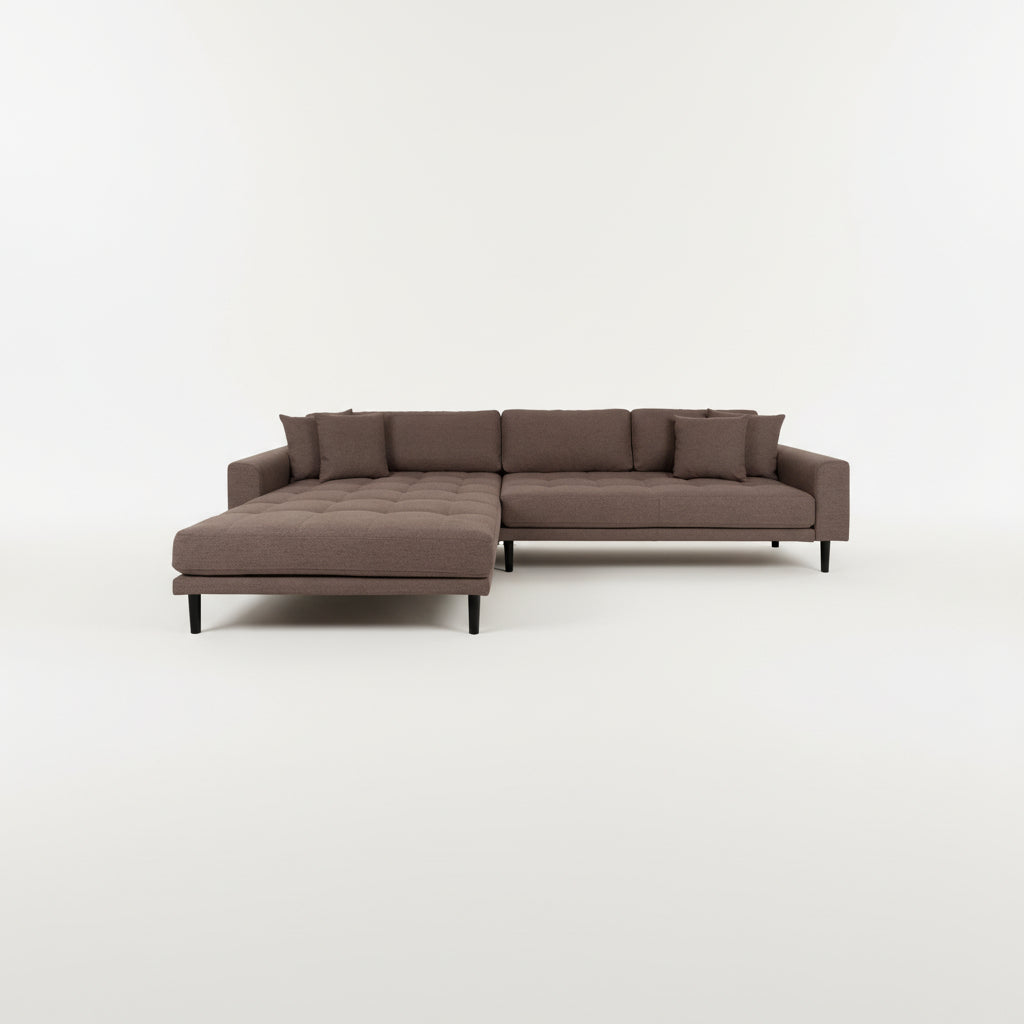 Lido Lounge Sofa venstrevendt i brun tekstil med fire puter og svarte ben.