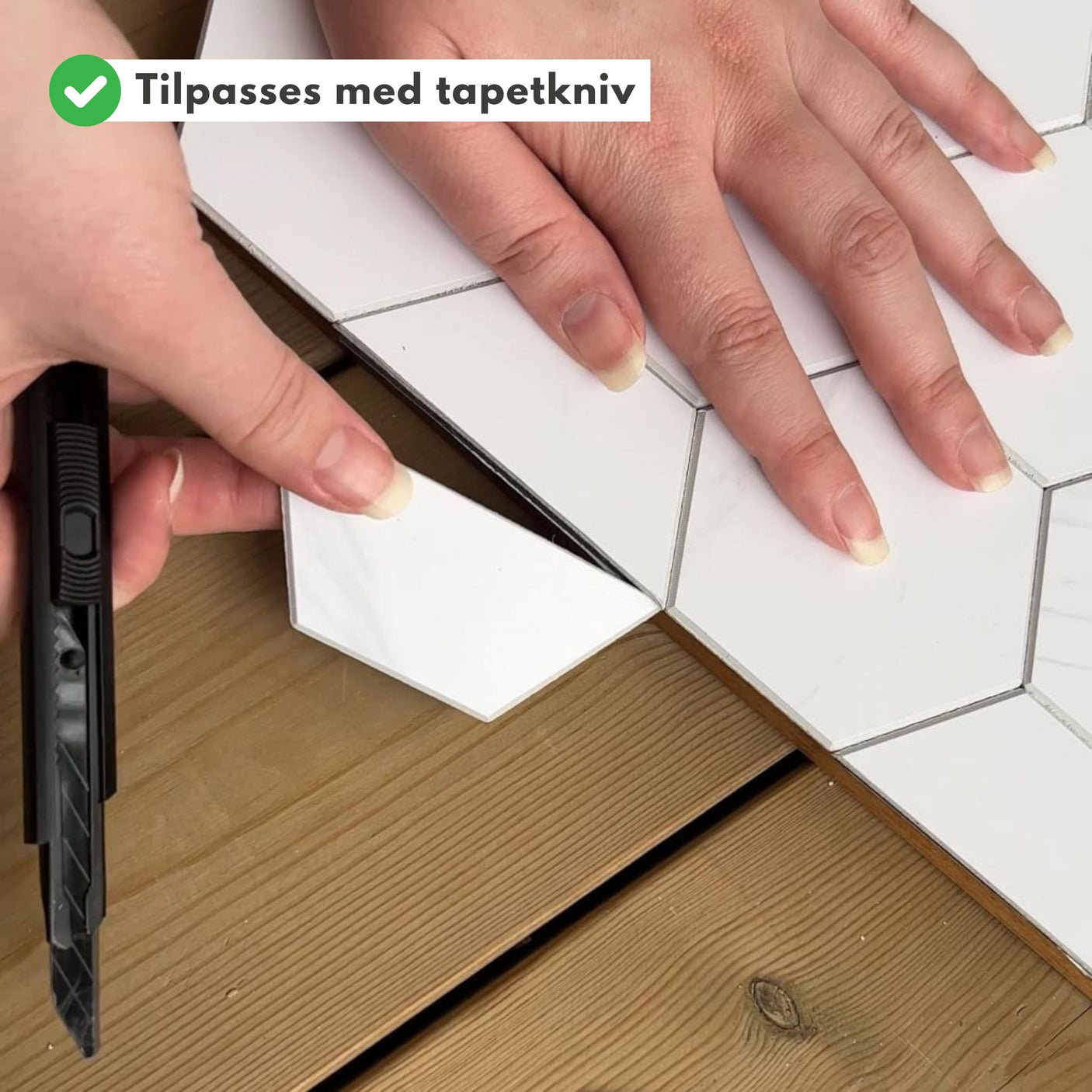 Moderne kjøkken med hvite fliser som imiterer ekte marmor.