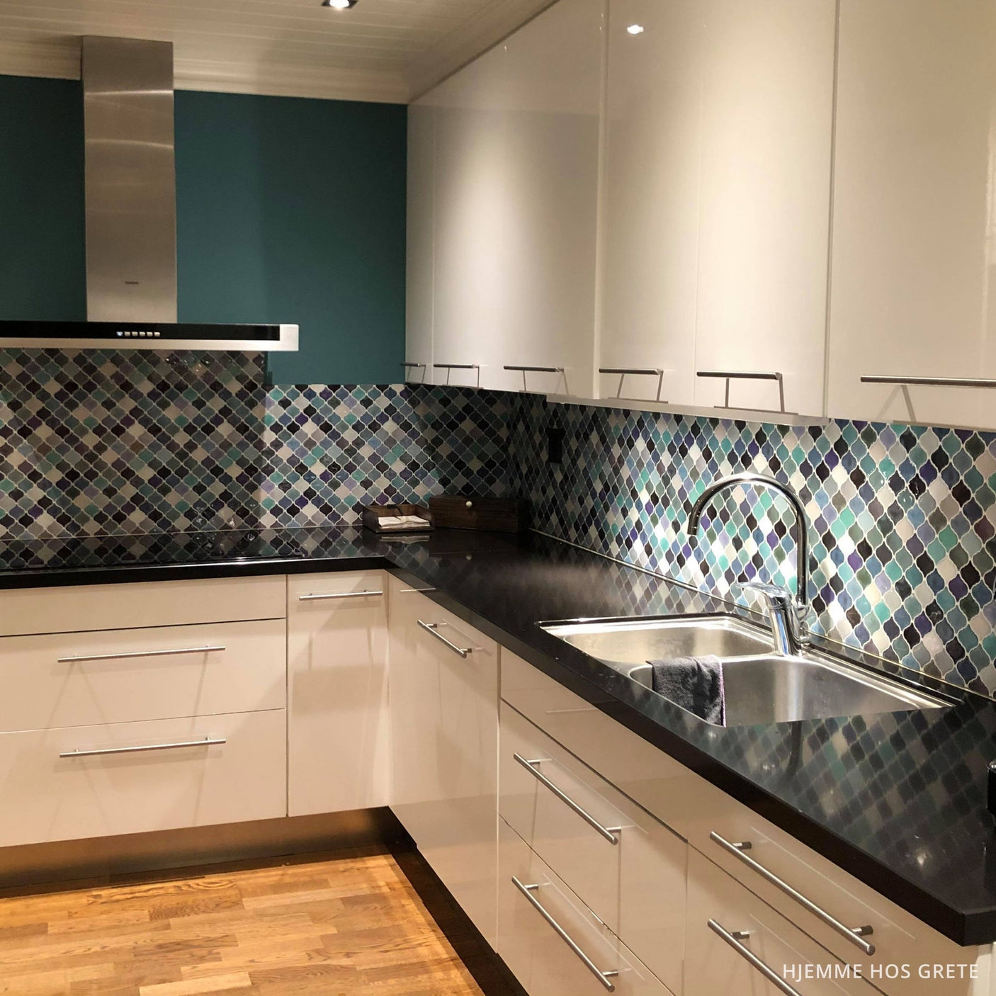 Enkel montering – lanterne selvklebende fliser i blå/grønn kan klippes til.