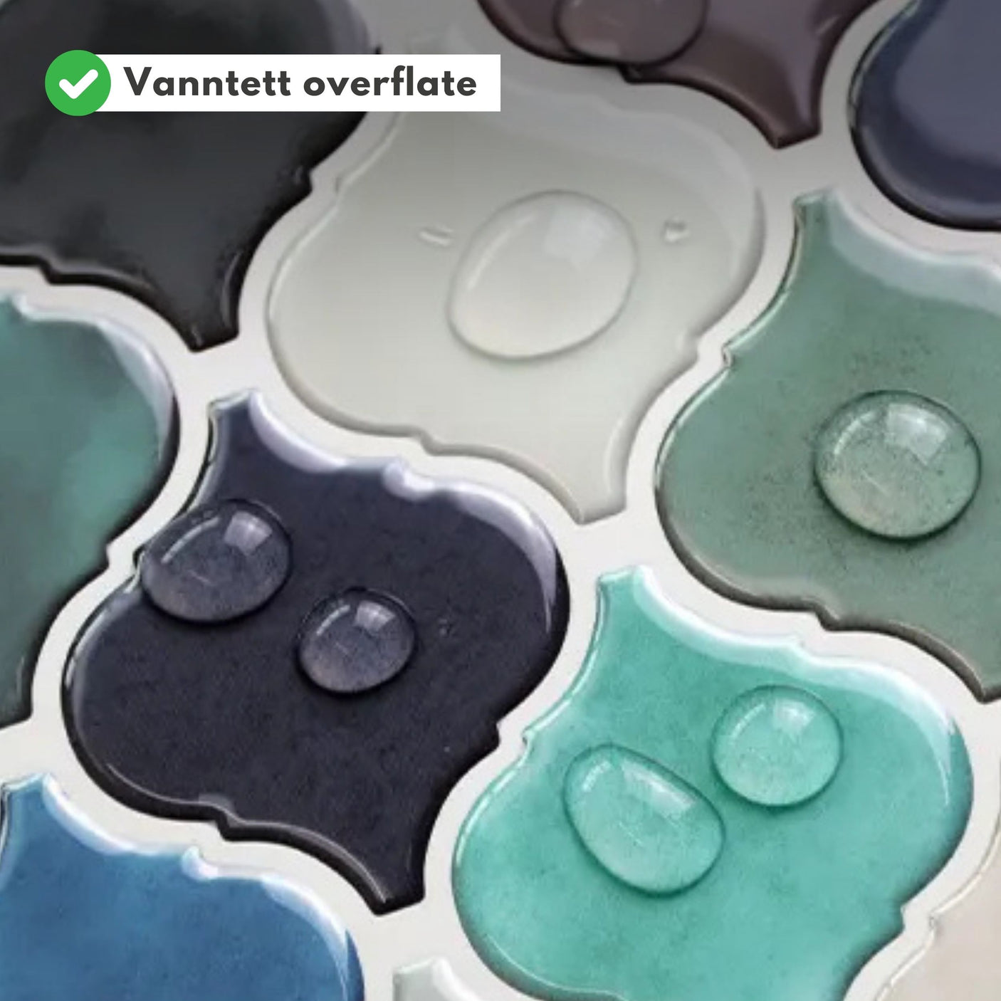 Moderne kjøkken med blå og grønne lanterne veggfliser fra Lindas Dekor.