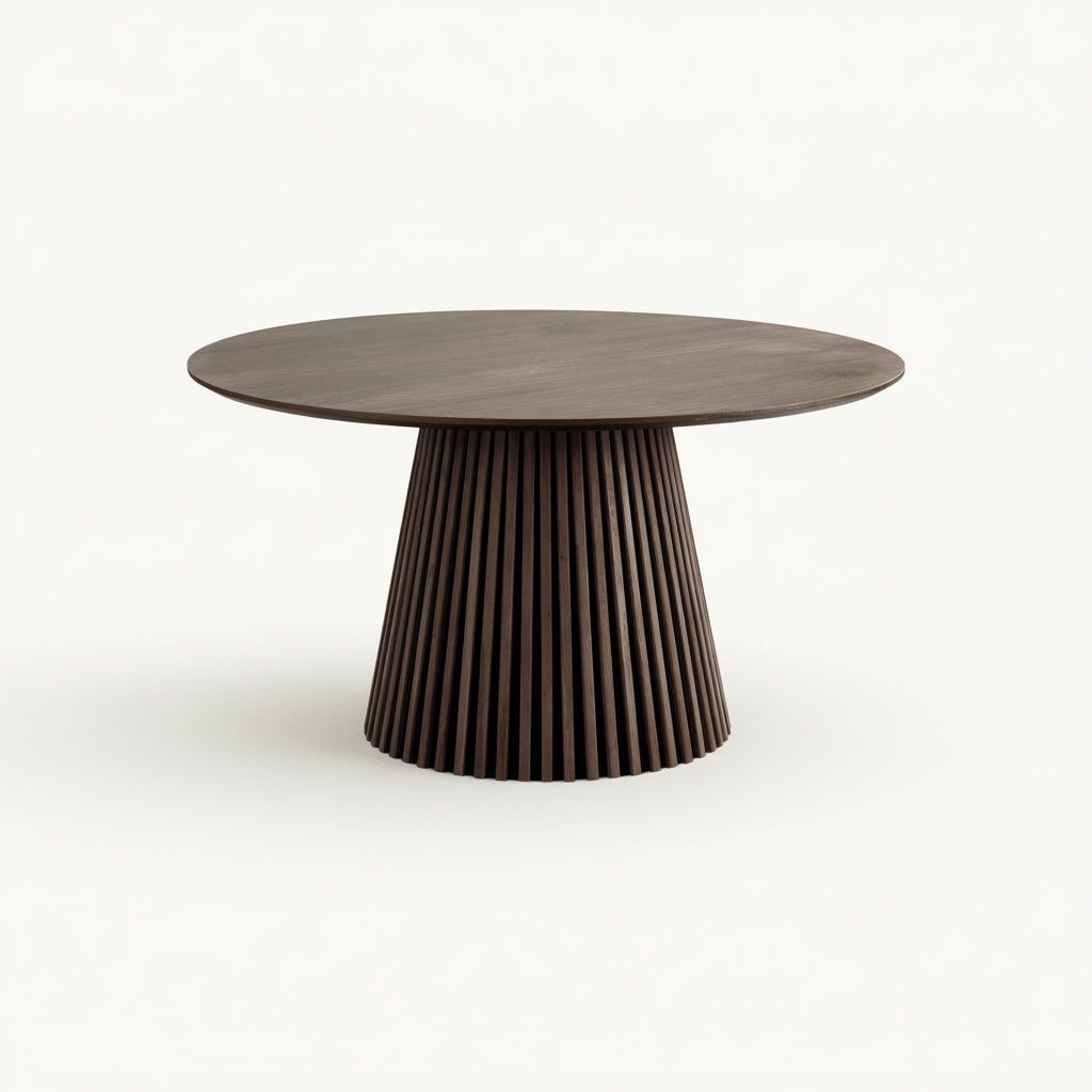 Osaka Dining Table rundt spisebord i røkt eikefiner med ribbet søyleunderstell – 140 cm diameter, moderne design