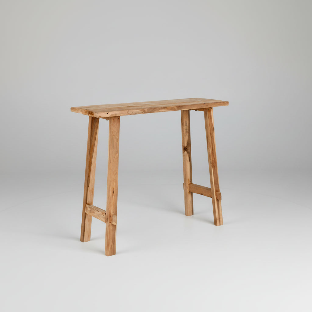 Girona konsollbord i resirkulert teak, smalt og naturlig trebord med treben – perfekt til gang, stue eller soverom