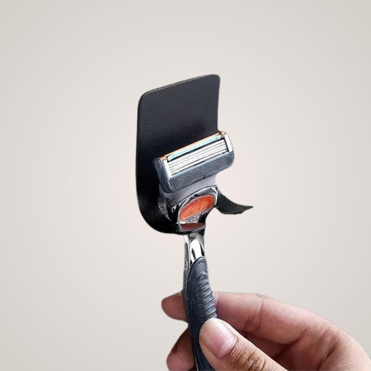 Vegghengt barberhøvelholder i sort metall – enkel montering med dobbeltsidig teip på fliser, glass og metall.