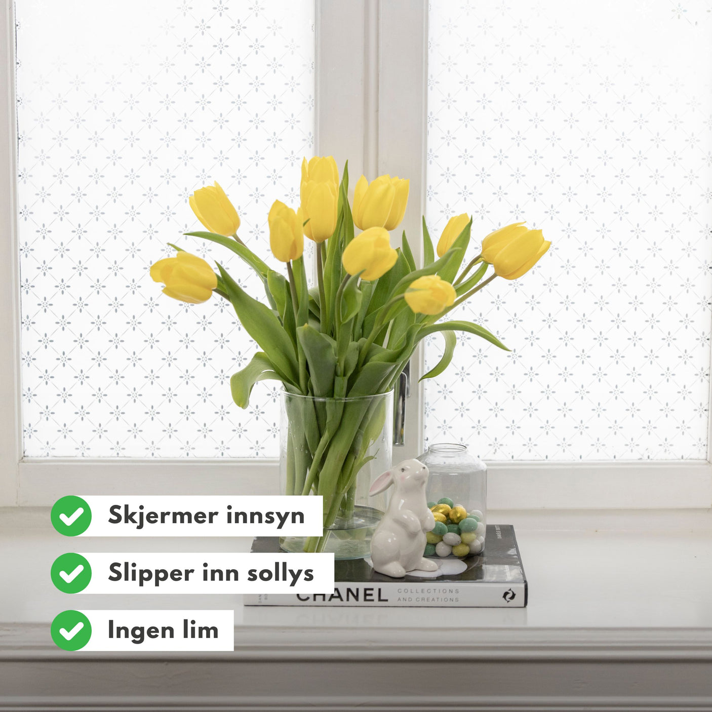 Nærbilde av Static Ally vindusfolie sitt elegante blomsterdesign i frostet finish