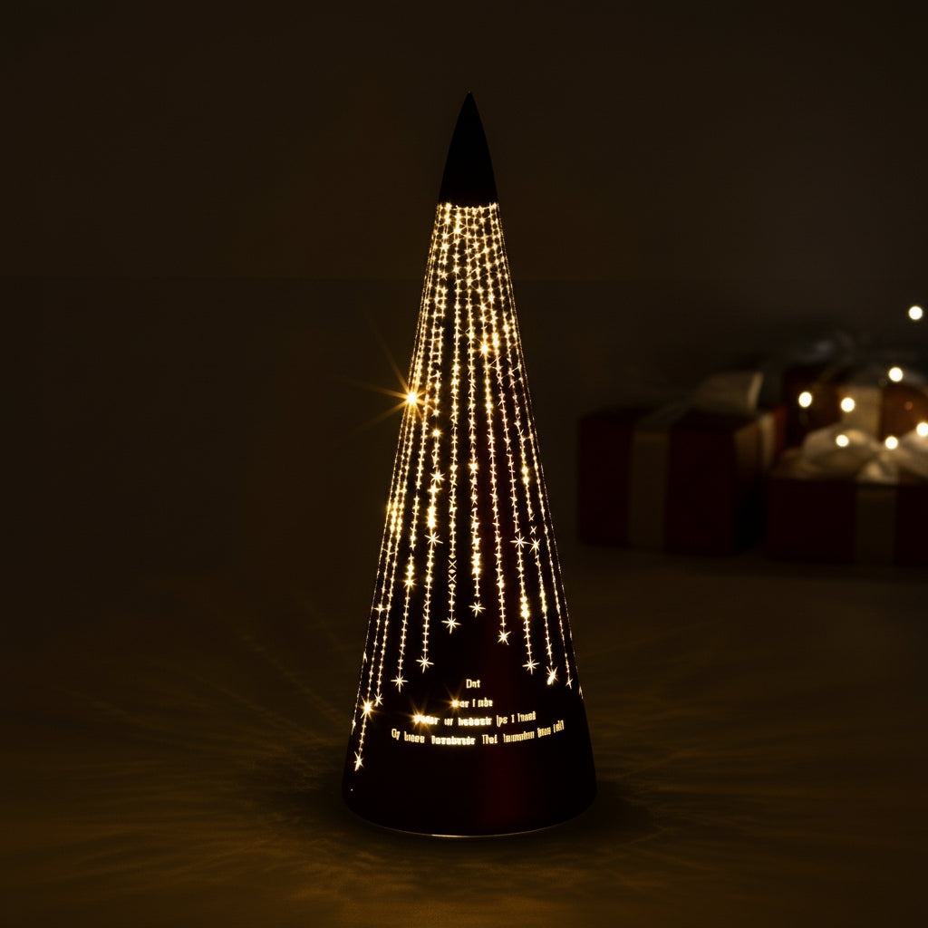 Lyslykt i metall med utskårne stjerner og varm LED-belysning