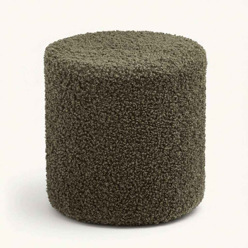 Ejby Pouf grønn puff i mykt teddy-stoff med rund form – perfekt som ekstra sitteplass, fotskammel eller dekor i stue og soverom