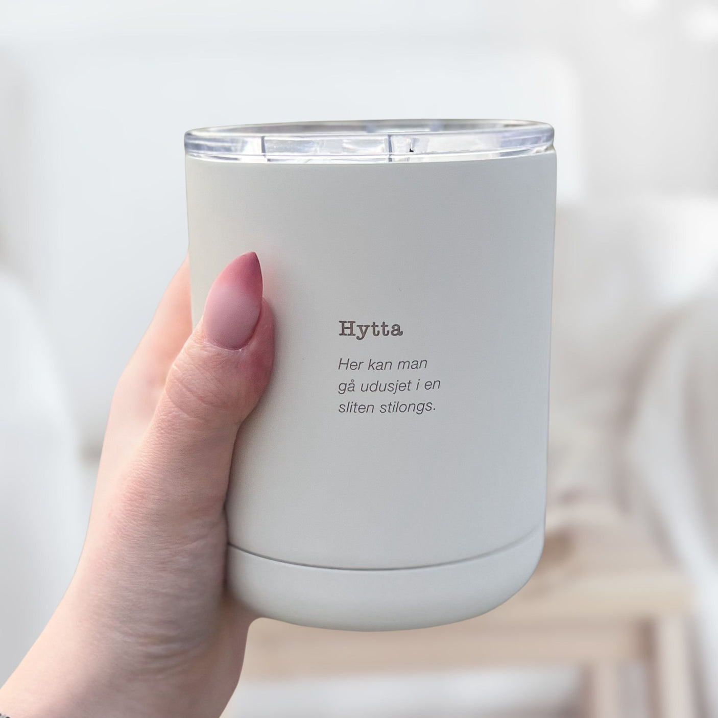 Termokopp med teksten “Hytta – Her kan man gå udusjet i en sliten stilongs”.