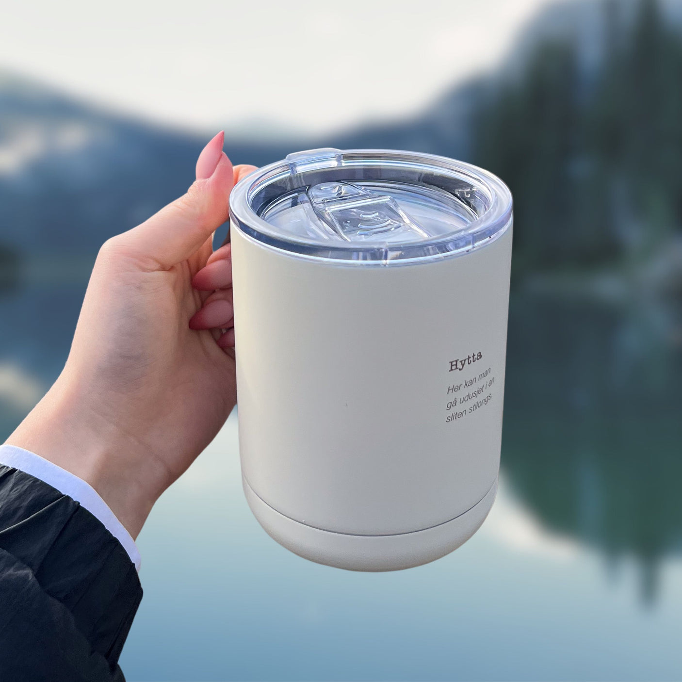 Norsk hyttesitat trykket på kopp – et humoristisk preg til tur og hverdagsbruk.