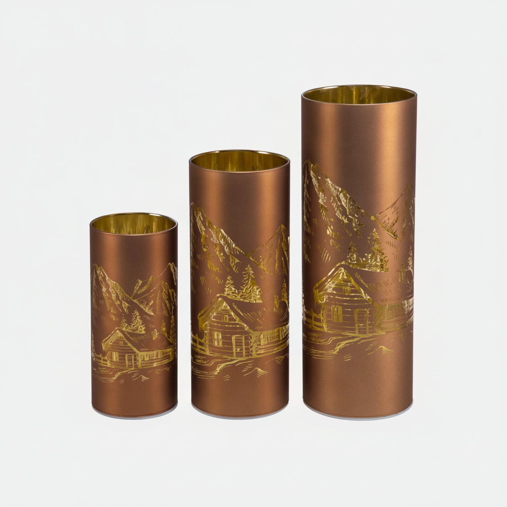 LED-lykter "Livet på hytta" plassert på peishylle/bord, gir varm hyttebelysning