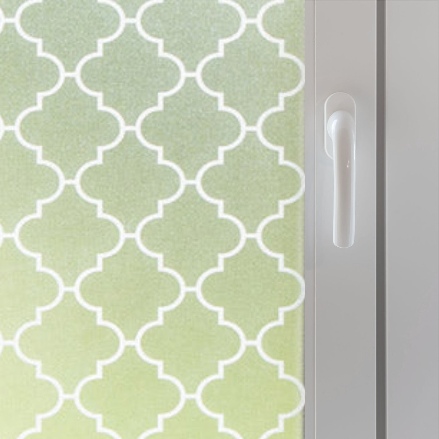 Onadi vindusfolie med hvitt geometrisk mønster montert på vindu.