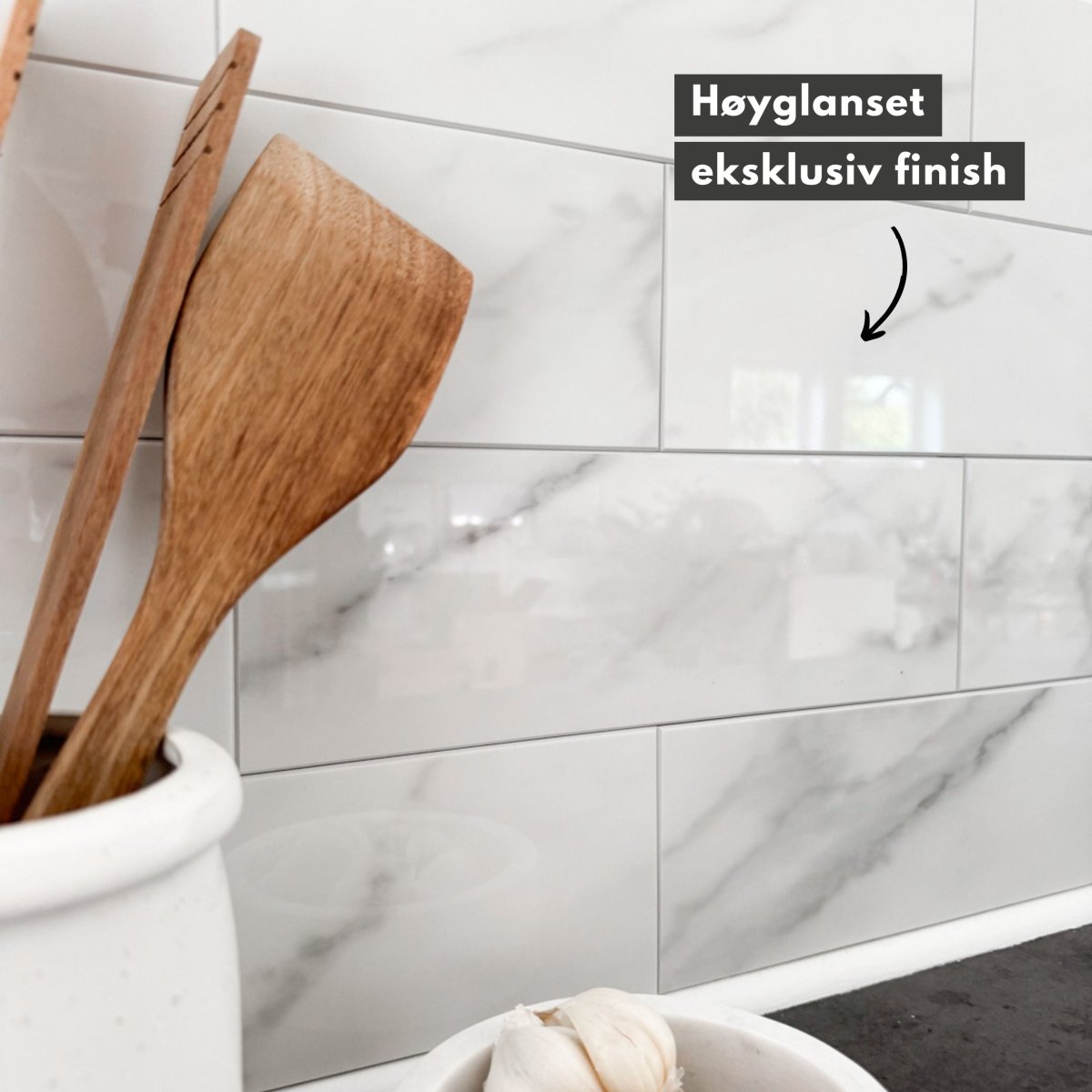 Flisat køkkenvæg med selvklæbende fliser i marmordesign fra Lindas Dekor