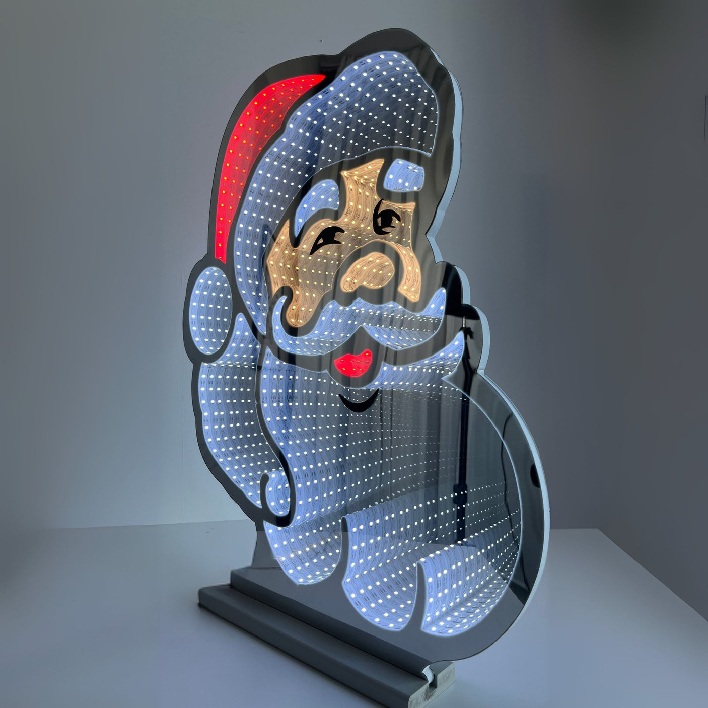 Infinity speil julepynt med Nisse ansikt og LED-lys i 3D-effekt.