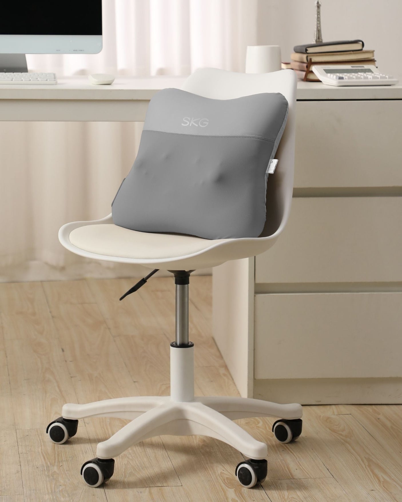 SKG massasjepute som ryggstøtte på kontorstol – perfekt for hjemmekontor og ergonomisk støtte