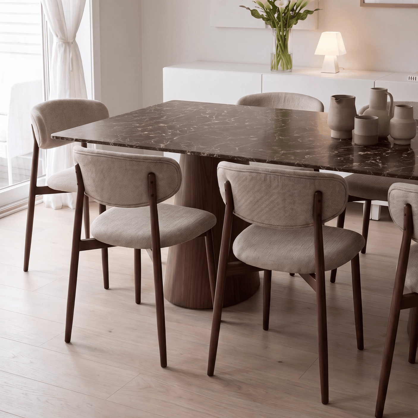 Spisebord dekket med Heritage marble truffle kontaktplast, omgitt av lyse stoler i en spisestue
